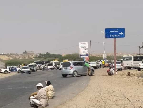 صيادو شحير يقطعون خط ـ حضرموت ـ المهرة تنديدا بقرار القوات الإماراتية بمنعهم من الاصطياد