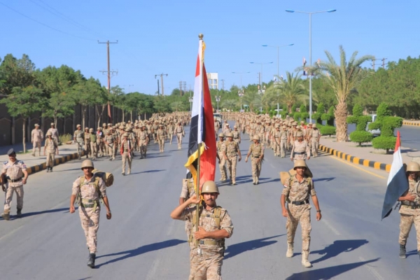 مسير عسكري في مأرب لمسافة 15 كيلو متر بمناسبة الـ 30 من نوفمبر