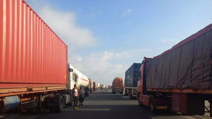 جماعة الحوثي تمنع وصول الشاحنات القادمة من ميناء عدن إلى مناطق سيطرتها