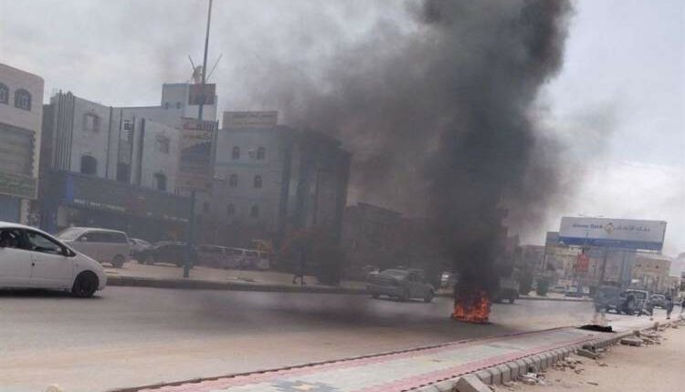 شبوة.. احتجاجات عسكرية كبيرة في شوارع عتق بسبب قطع المرتبات