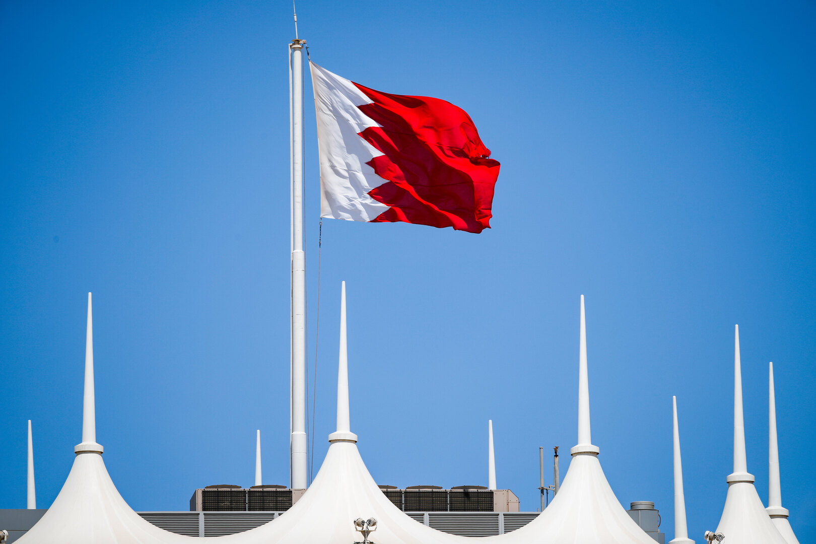 البحرين تطرد سفير إسرائيل لديها وتستدعي سفيرها لدى تل أبيب.. تفاصيل