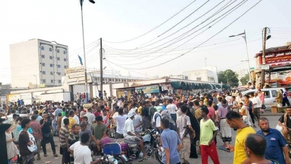 وقفة احتجاجية للتنديد بتصاعد الانفلات الأمني في مدينة عدن الخاضعة لسيطرة مليشيا الانتقالي