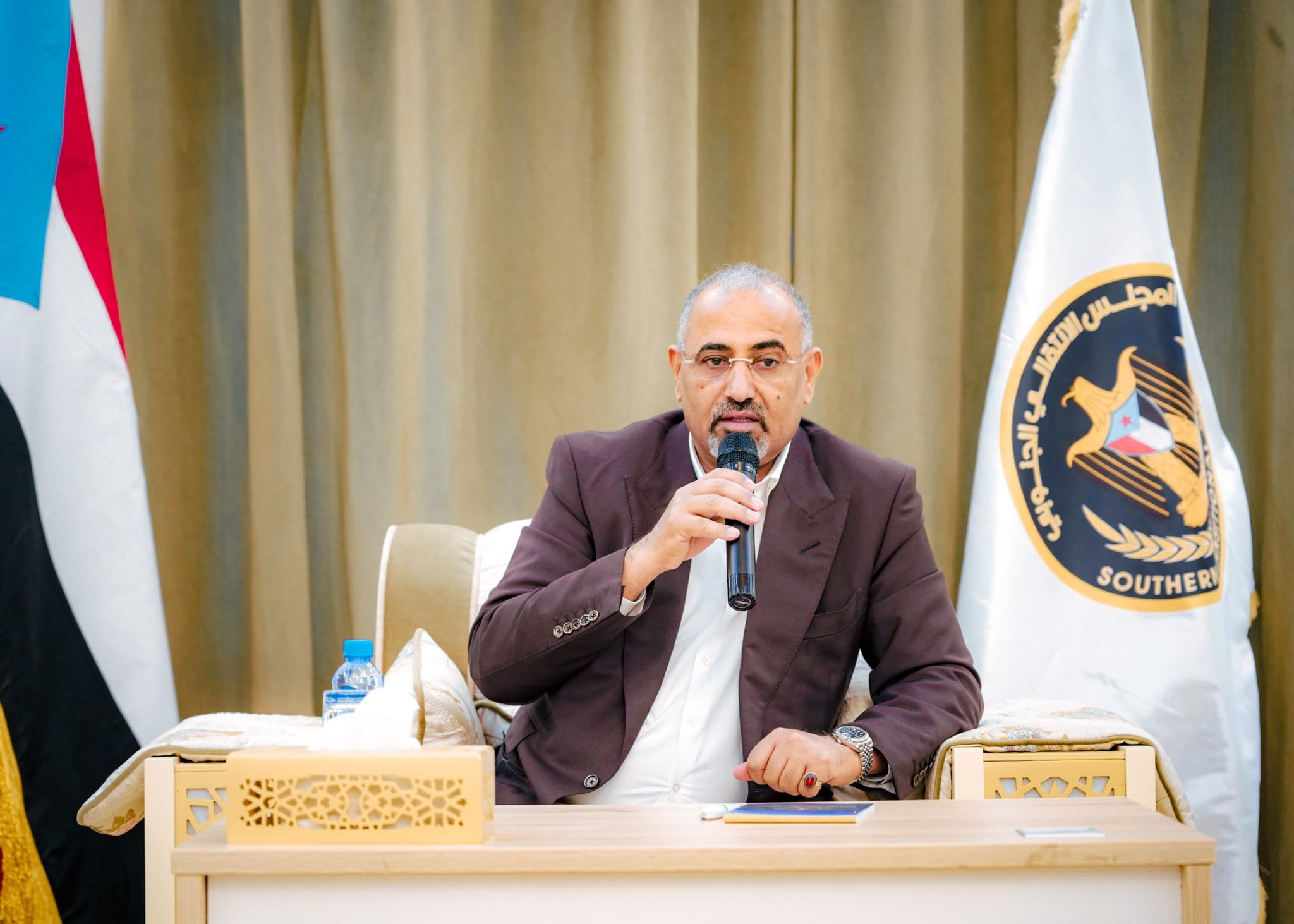 بسبب قضية عشال.. عيدروس الزبيدي تحت الإقامة الجبرية في الإمارات