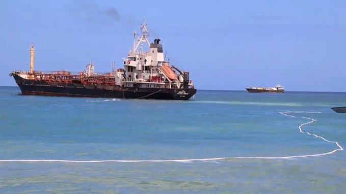 فريق مشترك ينجح في إنقاذ ركاب سفينة يمنية غرقت قبالة السواحل الصومالية