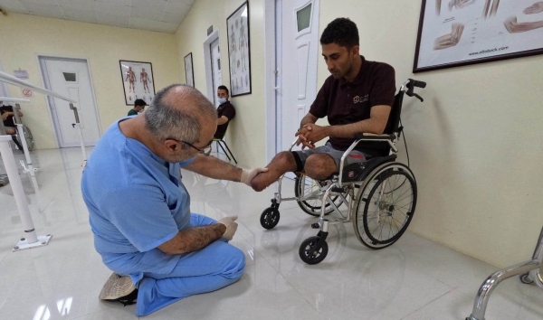 وصول دفعة جديدة من جرحى الحرب اليمنيين إلى صلالة في عمان للعلاج
