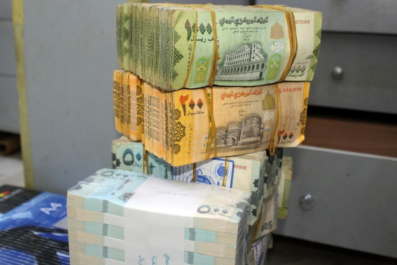العملة الوطنية تهوي إلى أدنى مستوى في عدن لها منذ تشكيل المجلس الرئاسي