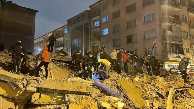 أكثر من 1400 قتيل وأربعة آلاف مصاب جراء الزلازل المدمرة في تركيا وسوريا