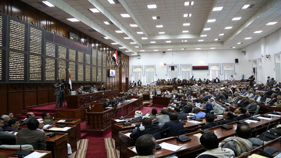 برلمان صنعاء يحذر من التماهي مع المساعي الأمريكية لتهديد أمن الملاحة الدولية