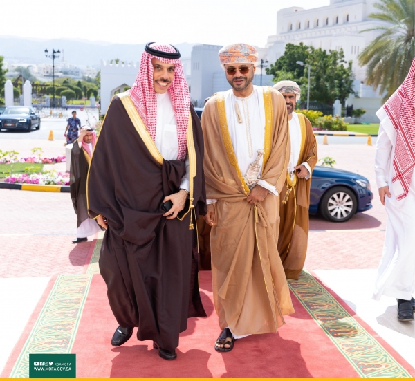 عمان ترتب للقاء وزير الخارجية السعودي برئيس وفد الحوثيين في مسقط