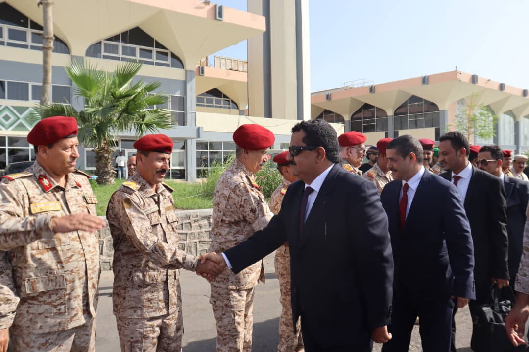 وزير الدفاع يعود إلى عدن بعد زيارة عمل إلى جمهورية مصر العربية