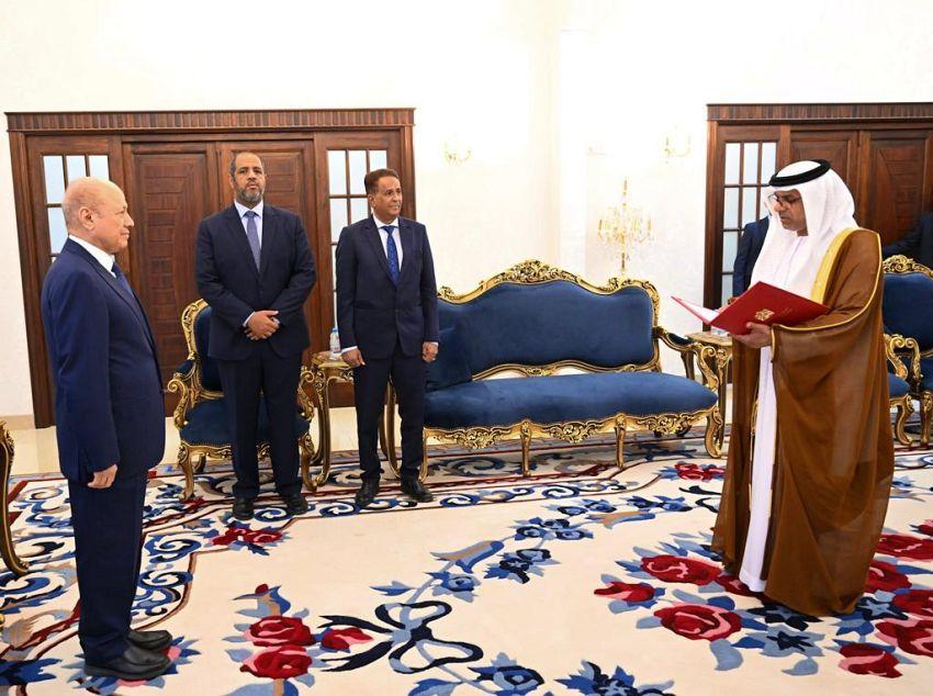  رئيس مجلس القيادة يتسلم أوراق اعتماد السفير الإماراتي الجديد لدى اليمن