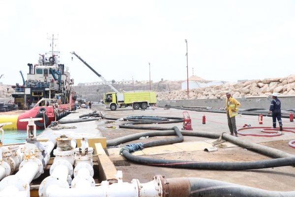 الانتهاء من تفريغ ناقلة نفطية جانحة في ميناء نشطون بالمهرة