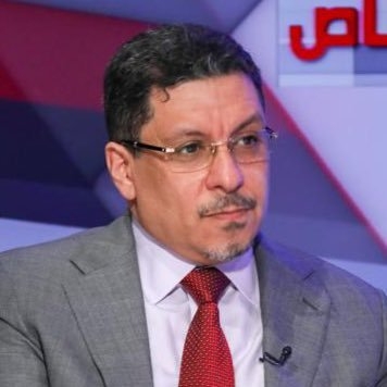 رئيس الوزراء يتعهد بمنح السلطات المحلية مزيدا من الصلاحيات ويُشيد بنموذج حضرموت