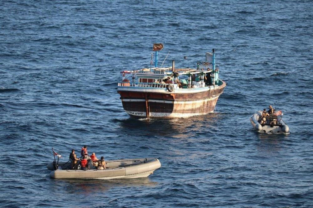 البحرية الأمريكية تعلن اعتراض سفينة محملة بالأسلحة الرشاشة في خليج عمان ومصادرتها