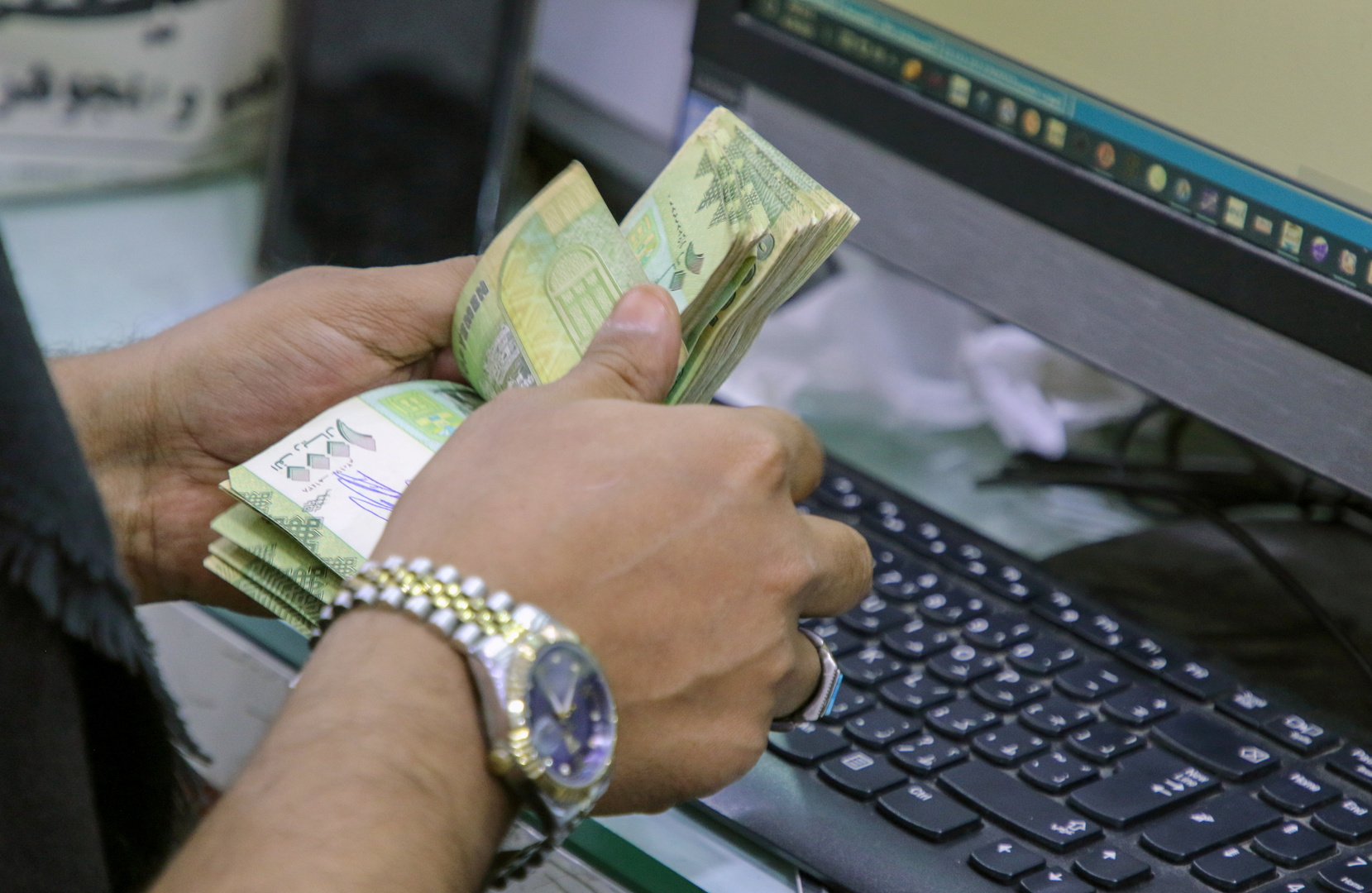 الريال اليمني يعاود الهبوط أمام الدولار والسعودي بعدن وصنعاء اليوم.. السعر الآن