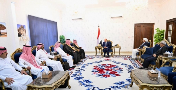 رئيس مجلس القيادة يجتمع بالسفير السعودي في عدن لبحث جهود تجديد الهدنة وانهاء النزاع