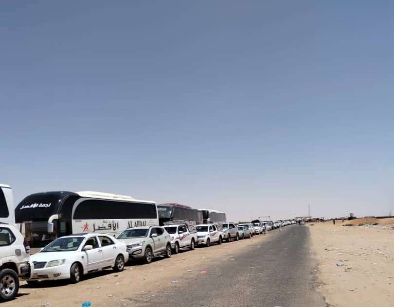 تكدس لمئات المسافرين والمركبات أمام منفذ الوديعة البري وغياب تام للإجراءات الحكومية