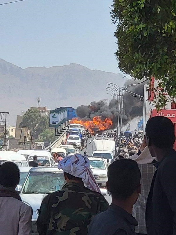 حريق كبير يلتهم عدد من السيارات فوق جسر عمران شمالي صنعاء.. سبب الحريق