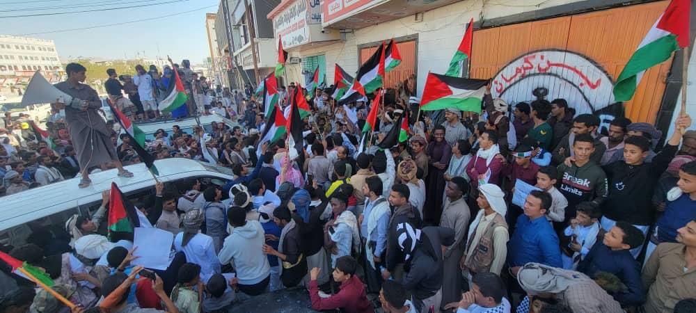 تظاهرة حاشدة في شبوة تندد بجرائم الاحتلال الصهيوني وتطالب برفع الحصار