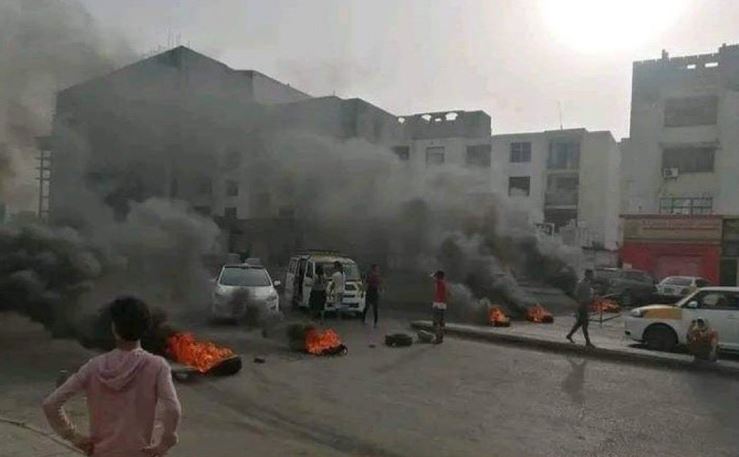 احتجاجات في عدن وحضرموت تنديدا بانهيار العملة وانقطاع الكهرباء.. طالبت برحيل الانتقالي والرئاسي