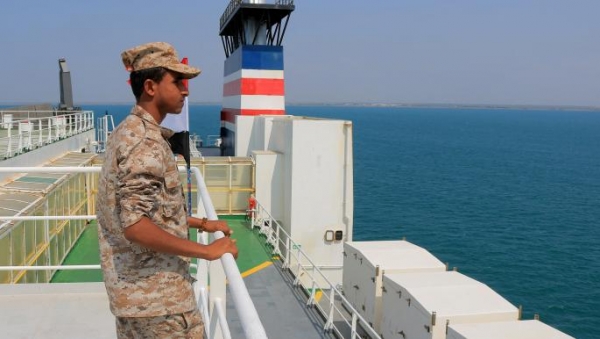 صحيفة أمريكية: هزيمة الحوثيين غير قابلة للتطبيق والبحرية الأمريكية تغرق في رمال الشرق