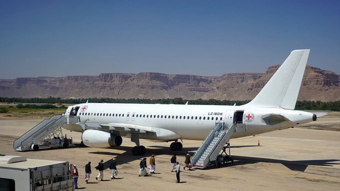 250 أسيرا حوثيا يصلون إلى مطار صنعاء بعد ساعات.. أسماء