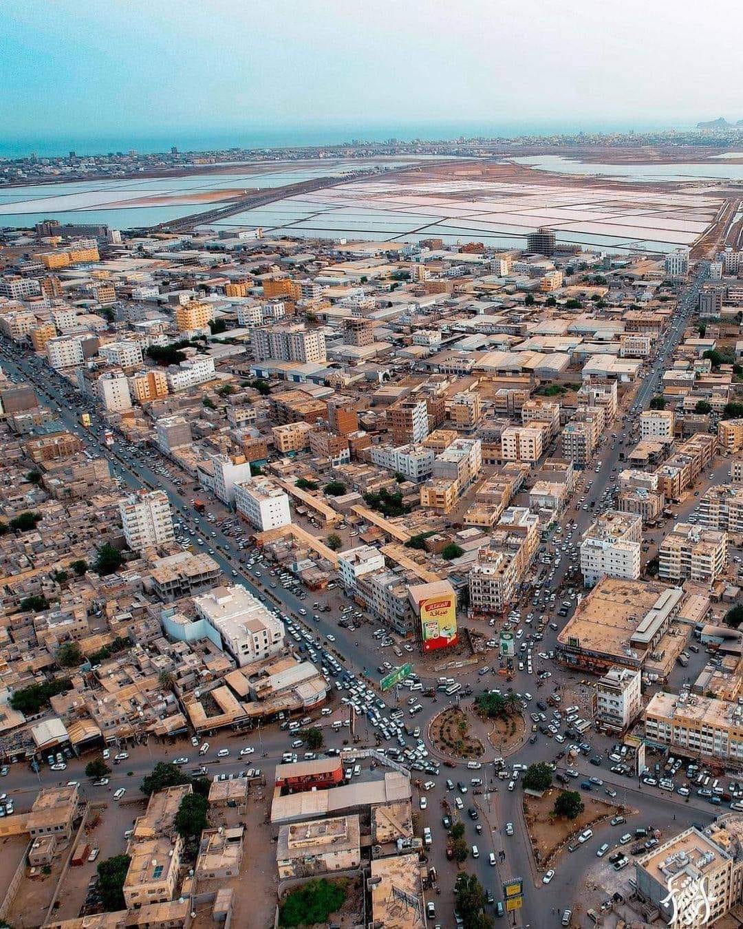 مصدر حكومي: إجراءات تصحيح شراء الوقود و إعادة تشغيل مصافي عدن هي من جهود الحكومة وليس الانتقالي