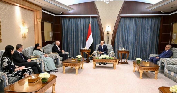 العليمي يبحث مع السفير البريطاني جهود احياء السلام في اليمن