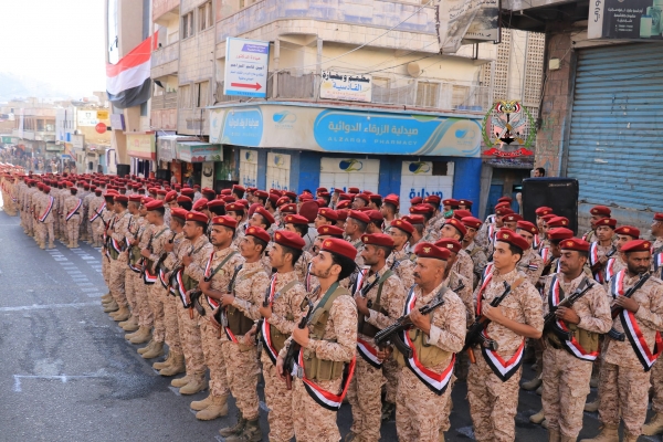 وحدات رمزية من الجيش والأمن في تعز تقيم عرضا احتفاء بثورة 14 أكتوبر