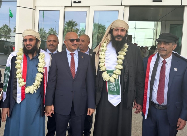 طارق عفاش يستقبل نجله وشقيقه المفرج عنهما من قبل الحوثيين