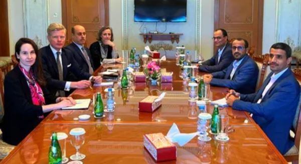 غروندبرغ يناقش في مسقط مع مسؤولين عمانيين ووفد جماعة الحوثي استئناف عملية سياسية شاملة
