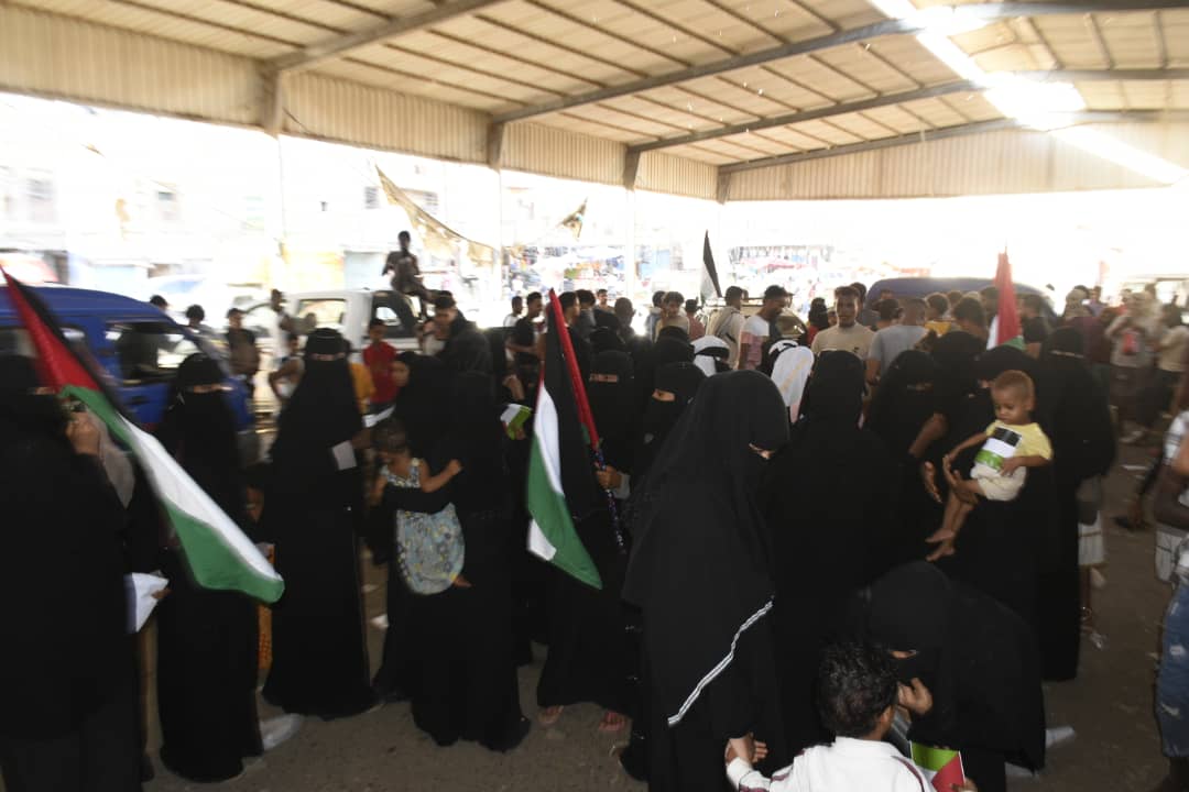 عدن ... مجلس الحراك الثوري ينظم مظاهرة حاشدة احتفالا بذكرى ثورة اكتوبر وتضامنا مع الشعب الفلسطيني