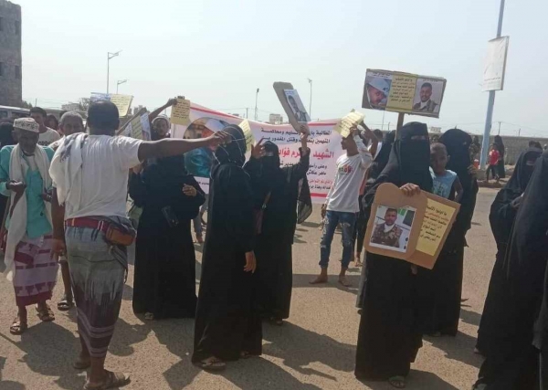 وقفة احتجاجية بعدن تطالب بمحاسبة مسؤول أمني تابع للانتقالي متهم بتصفية محتجز في قسم العريش