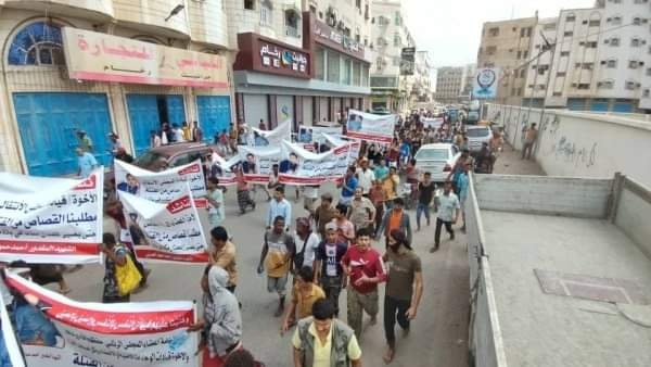 عدن.. احتجاجات وإضراب للتجار للمطالبة بضبط قتلة التاجر العديني