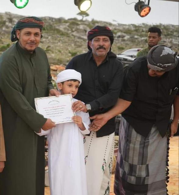 مندوب الإمارات ينصب نجله أميرا لسقطرى اليمنية