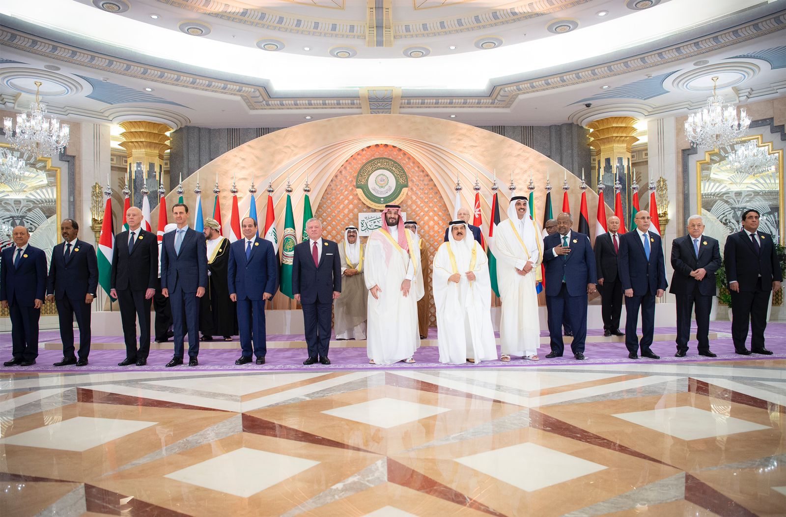 القمة العربية تجدد التأكيد على الالتزام بوحدة اليمن وسيادته وسلامة أراضيه