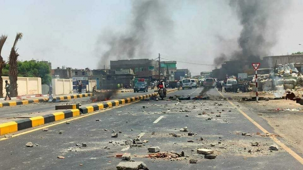 احتجاجات غاضبة وأعمال شغب في لحج تنديدا بانقطاع التيار الكهربائي