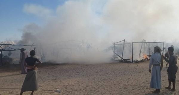 حريق يلتهم ثلاثة منازل في مخيم للنازحين شمالي محافظة مأرب