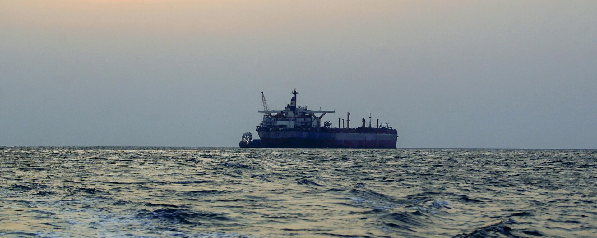 تعرض سفينة لحادث قرب صلالة في عمان.. تفاصيل