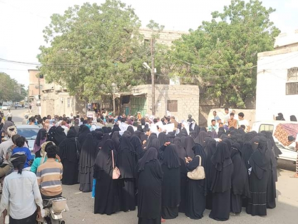 تظاهرة غاضبة في لحج للمطالبة بإقالة السلطات المحلية وصرف المرتبات وتنديدا بانقطاع الكهرباء