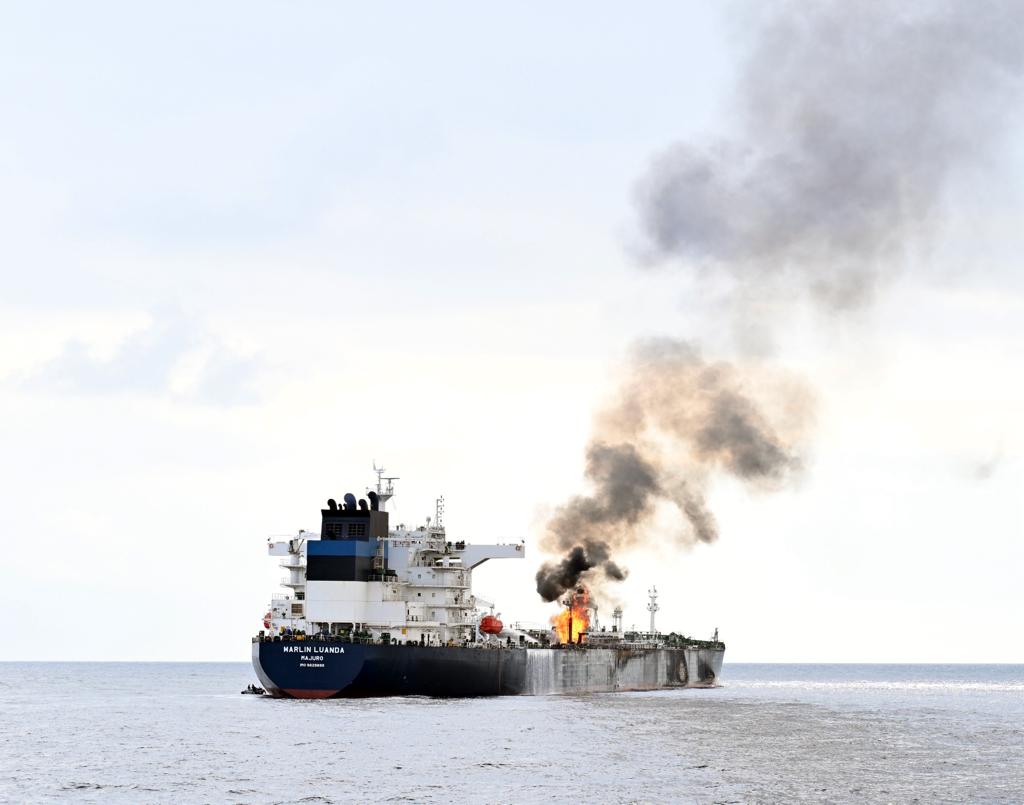نشوب حريق في سفينة بريطانية جراء هجوم صاروخي قبالة خليج عدن