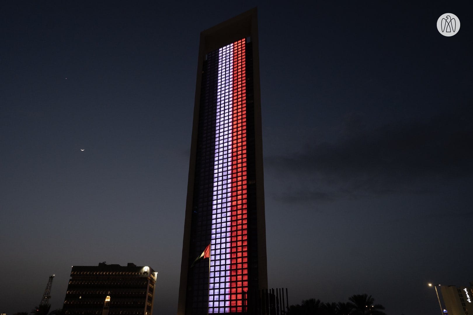 برج خليفة وأدنوك في الإمارات يتزينان بعلم اليمن احتفالا بذكرى الوحدة (فيديو)