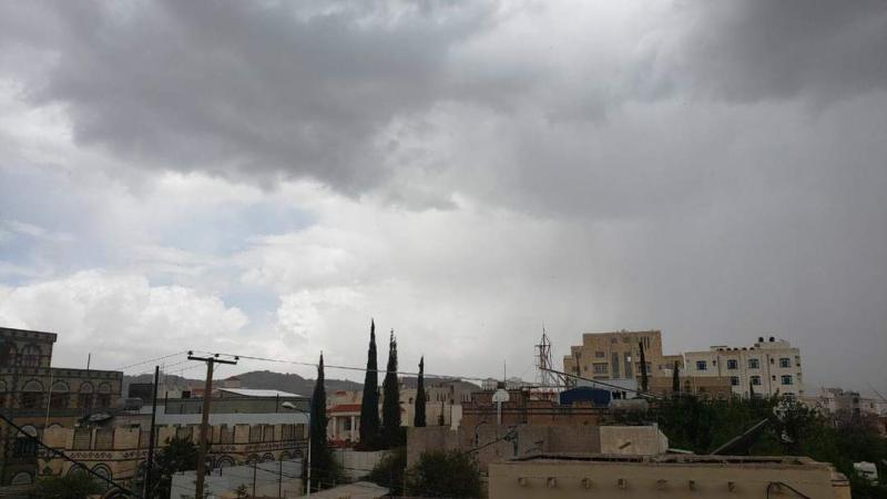 الطقس في اليمن خلال الساعات القادمة.. أمطار متفرقة وأجواء حارة