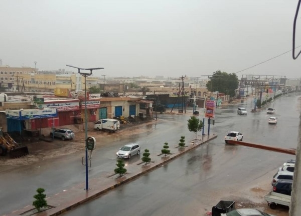 بدء أمطار غزيرة مصحوبة برياح شديدة على المهرة تأثرا بإعصار تيج
