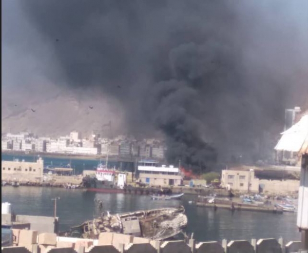 مصادر: انفجارات عنيفة وحريق في ميناء المكلا بحضرموت