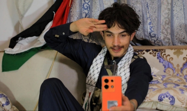 شاب يمني يشبه ممثل عالمي يروّج عبر تيك توك لفلسطين والحوثيين