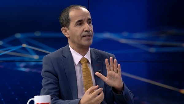أنباء عن نقل السلطات المصرية عادل الشجاع إلى صالة مطار القاهرة لترحيله إلى عدن