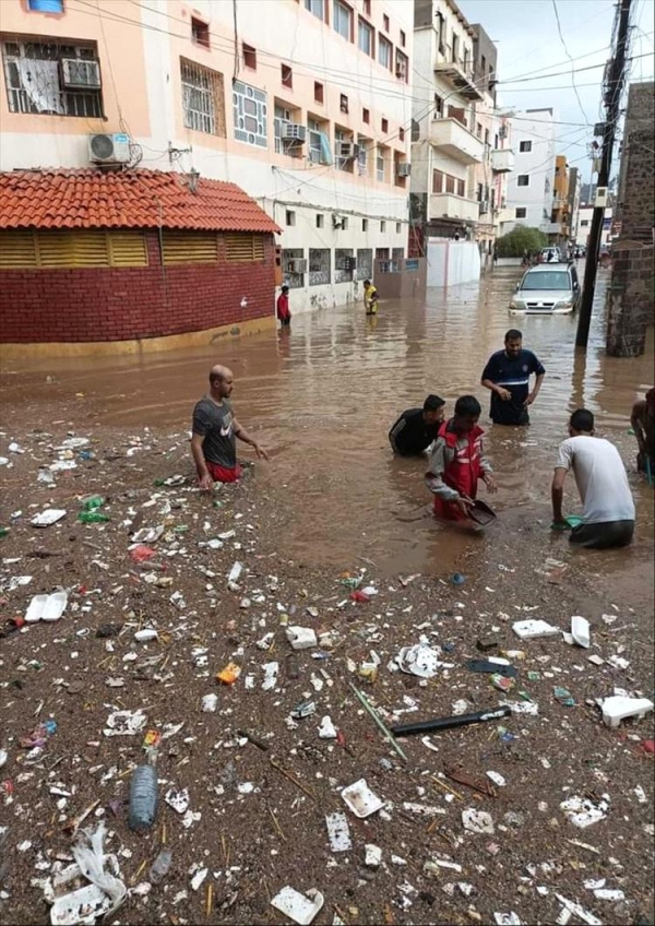  المنخفض الجوي: سيول الأمطار تُغرق شوارع عدن وتسفر عن خسائر مادية