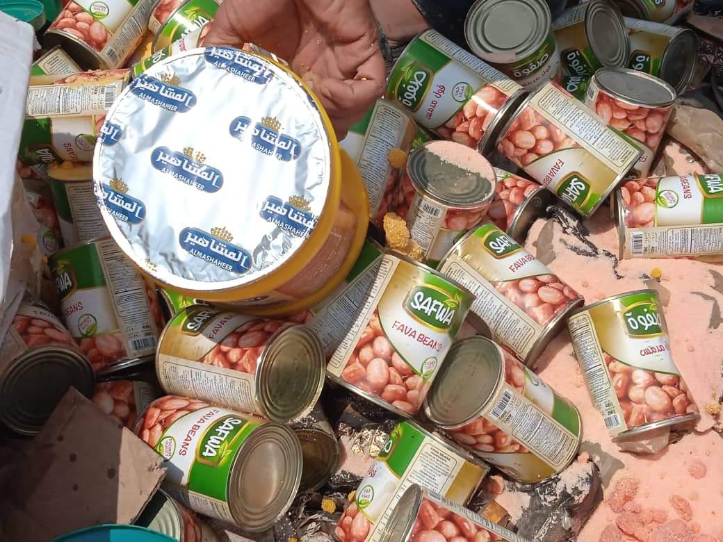 عدن.. إتلاف مواد غذائية فاسدة ضبطت لدى أحد المتهمين