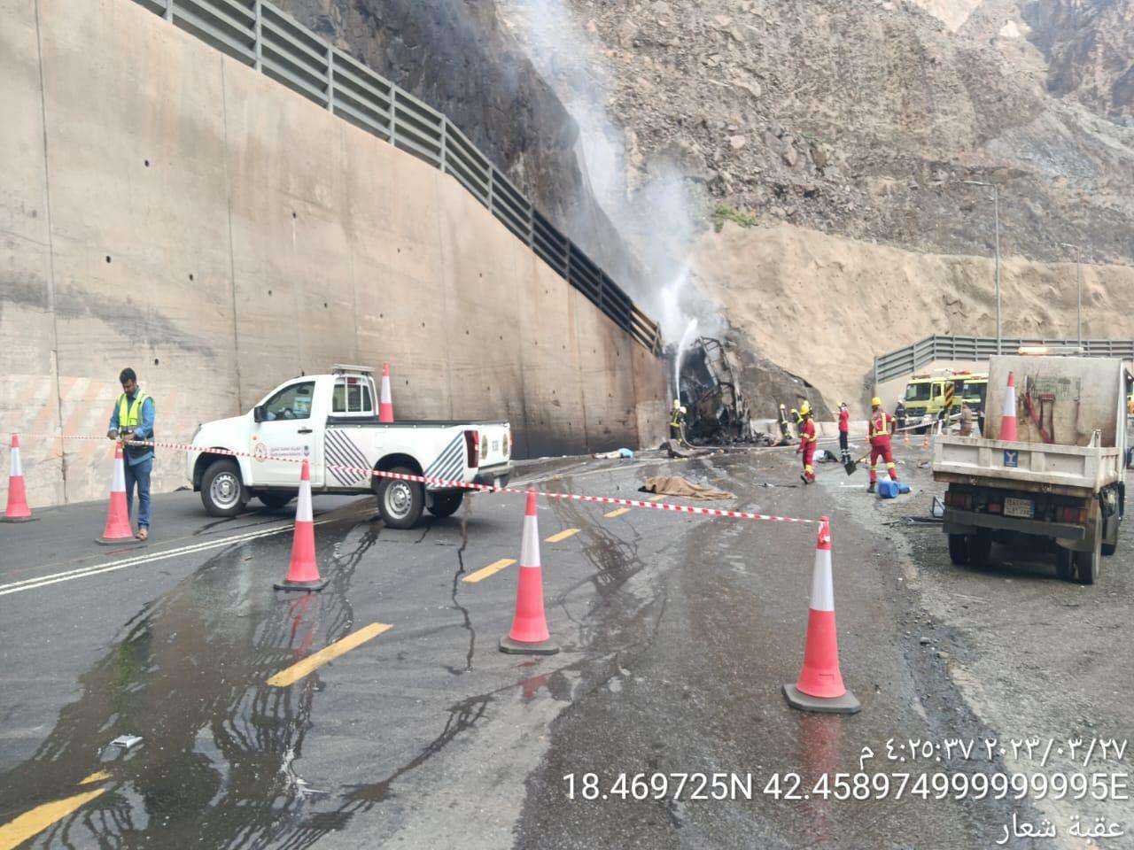 وفاة وجرح اكثر من ٢٠ شخصا بحادث مروري لحافلة تقل عشرات المعتمرين اليمنيين في السعودية